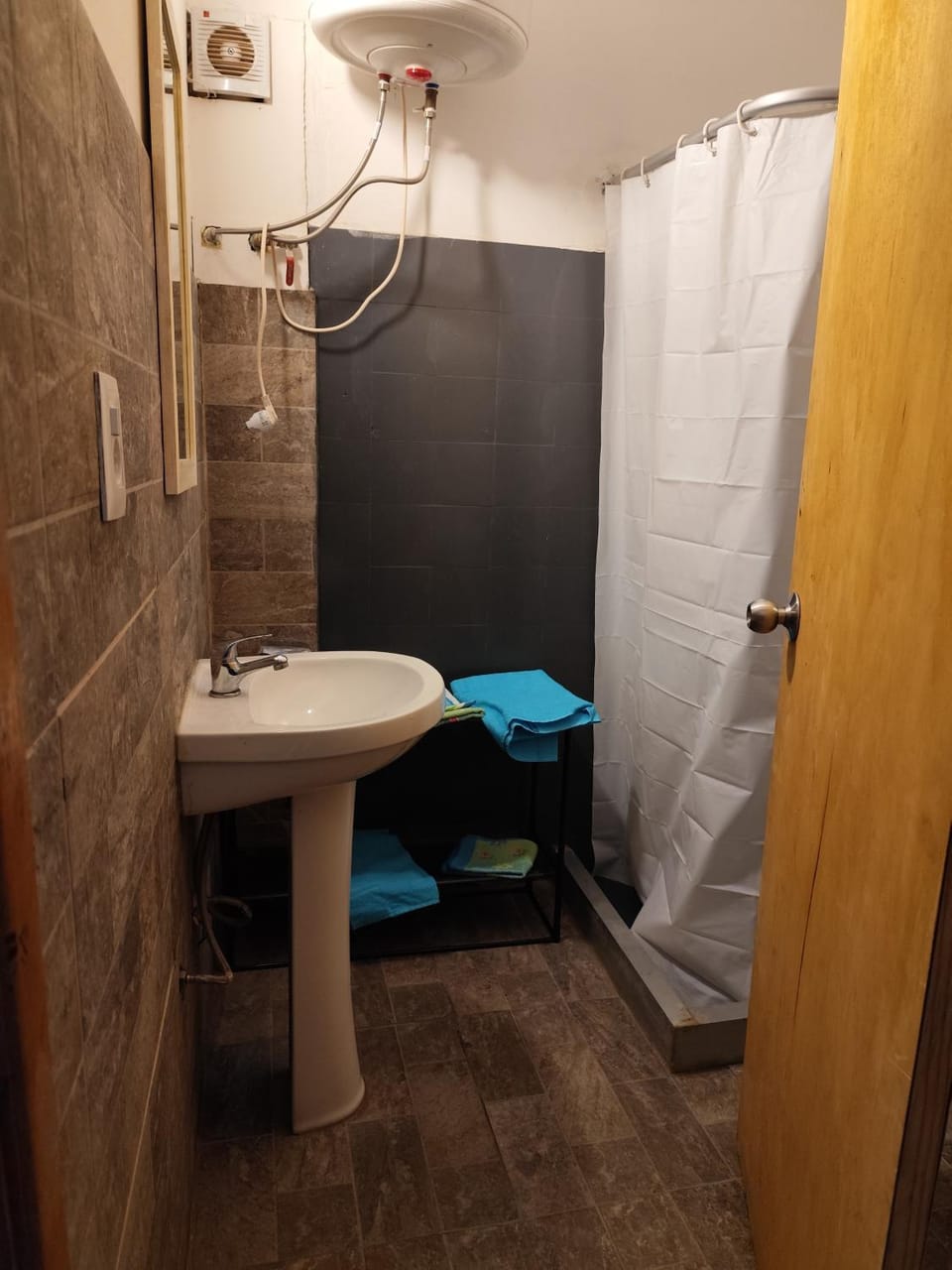 Shower, Toilet, Bathroom, towels