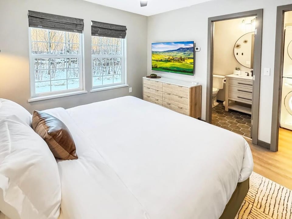 Bed, TV and multimedia, Photo of the whole room, Bedroom