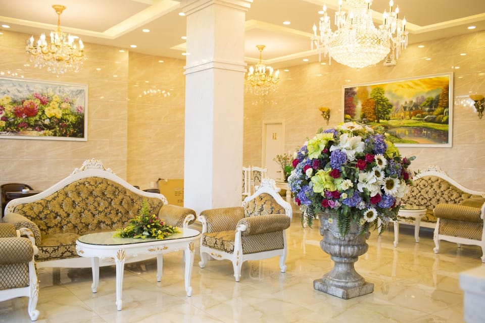 Restaurant/places to eat, Communal lounge/ TV room, City view, Street view