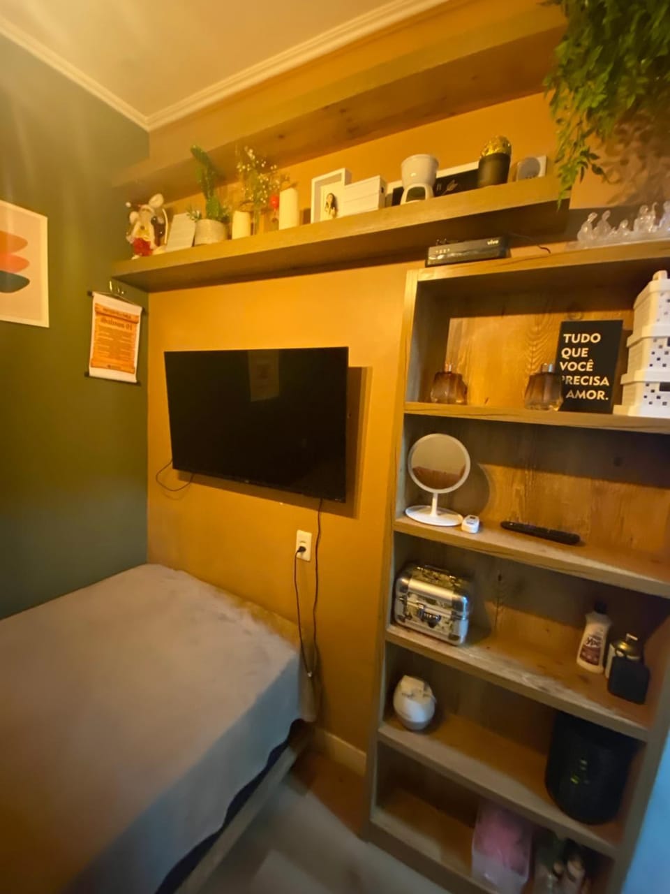 Bed, TV and multimedia, Photo of the whole room, Bedroom