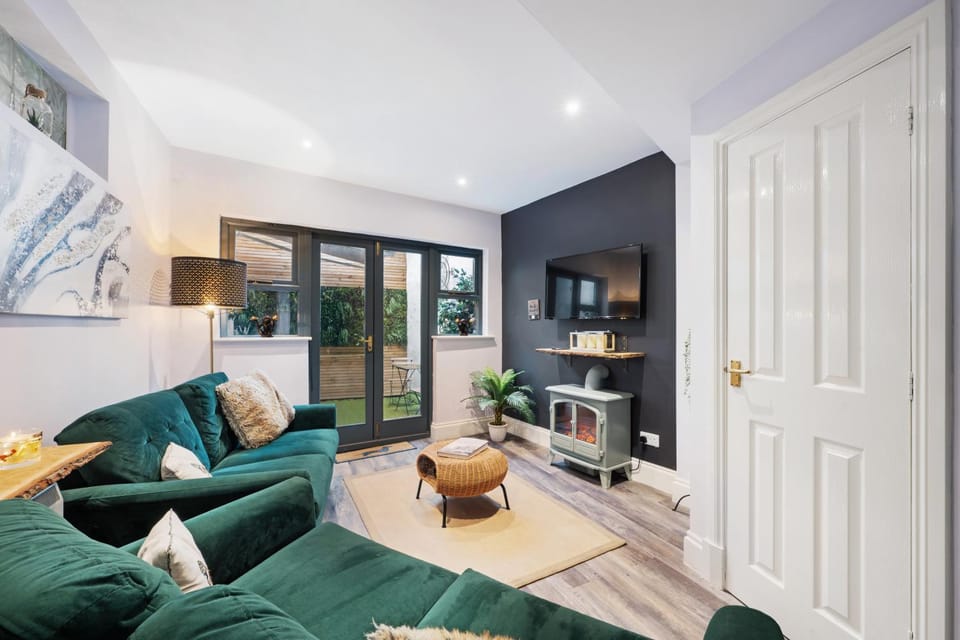 TV and multimedia, Living room, Seating area, fireplace
