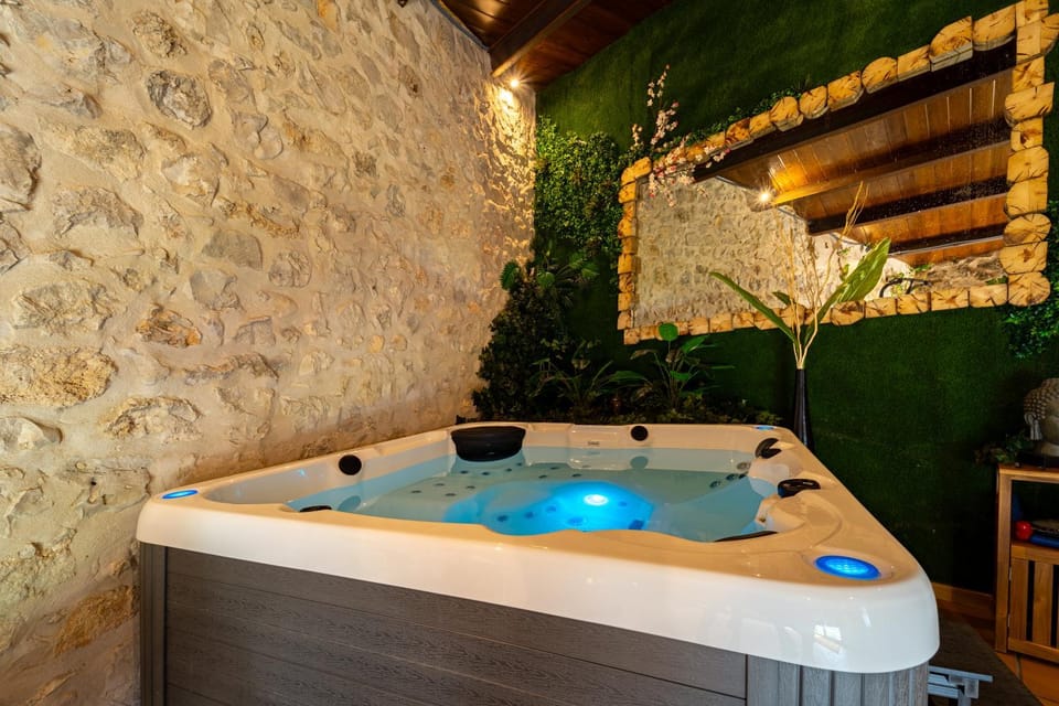 Hot Tub, Hot Tub, Spa and wellness centre/facilities, Bath