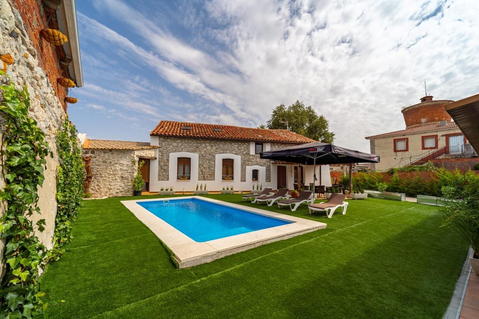Property building, Patio, Day, Garden, Solarium, Garden view, Pool view, Swimming pool, Swimming pool, Entertainment, Open Air Bath, sunbed