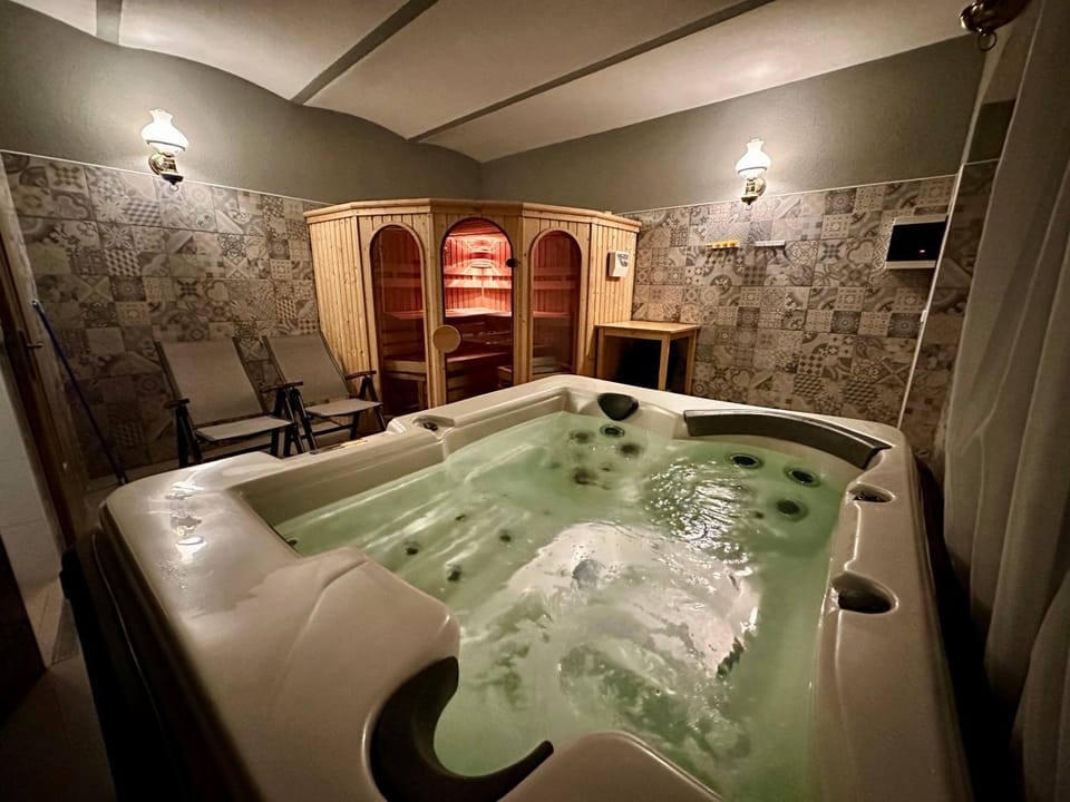 Hot Tub, Hot Tub, Sauna, Spa and wellness centre/facilities