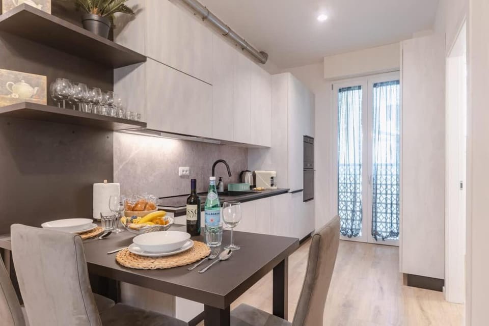 Steps from Station Single Room with Shared Bath Apartment in Florence