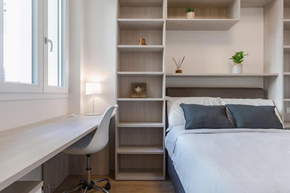 Steps from Station Single Room with Shared Bath Apartment in Florence
