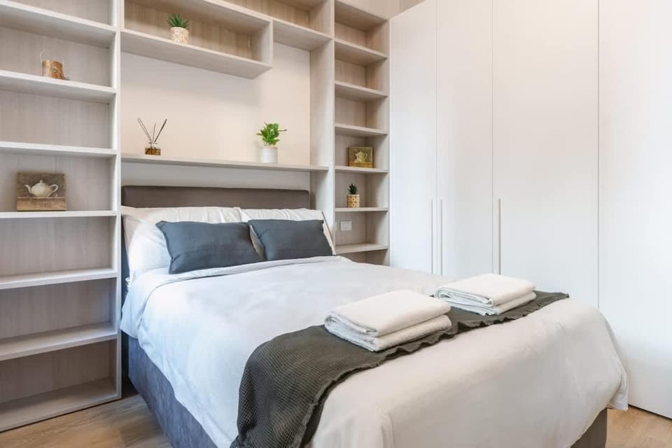 Steps from Station Single Room with Shared Bath Apartment in Florence