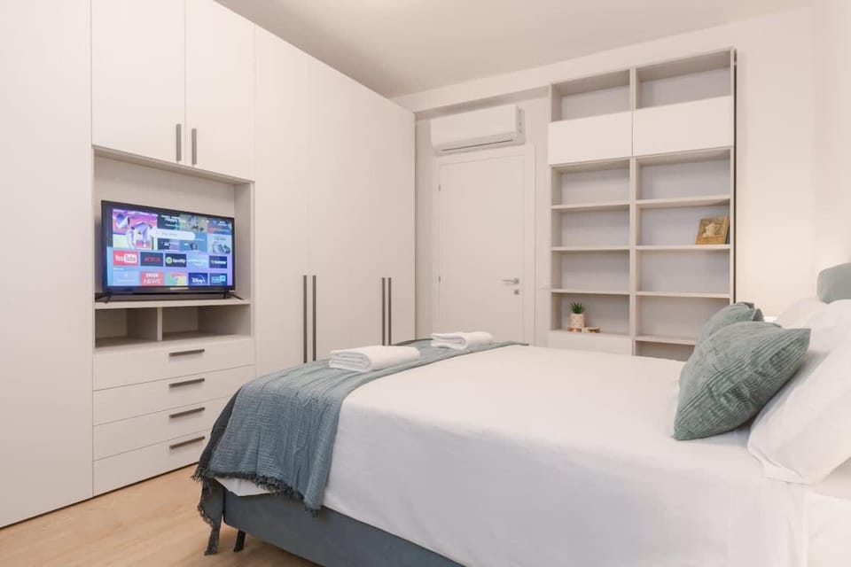 Cozy Retreat Private Room with Shared bath Apartment in Florence