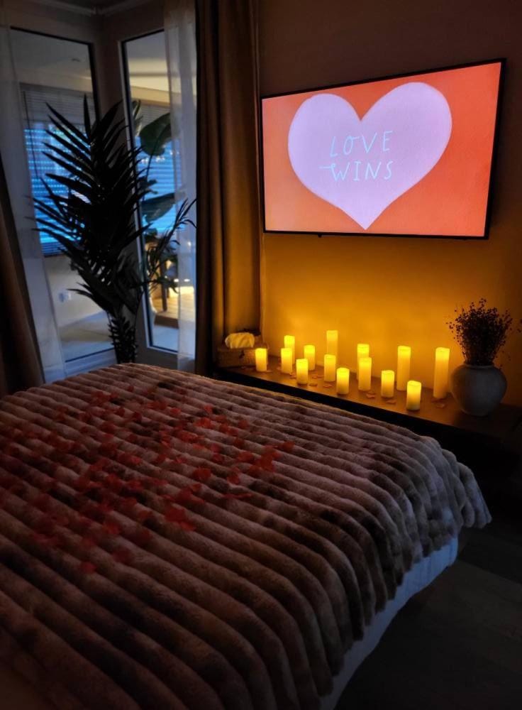 Bed, TV and multimedia, Photo of the whole room, Decorative detail, Bedroom