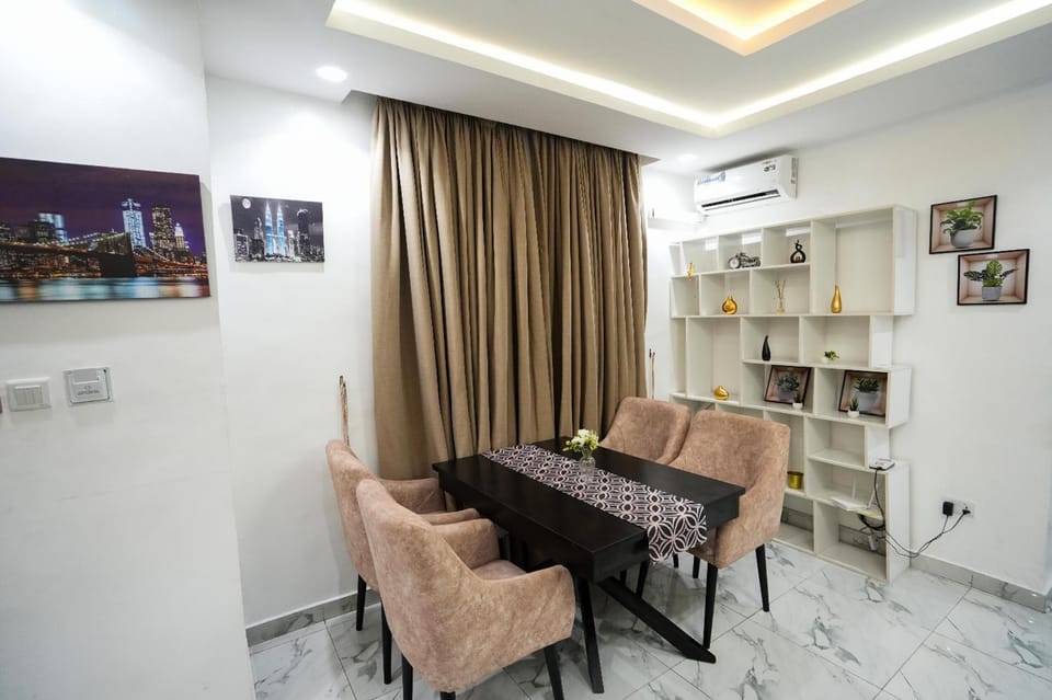 Seating area, Dining area, minibar