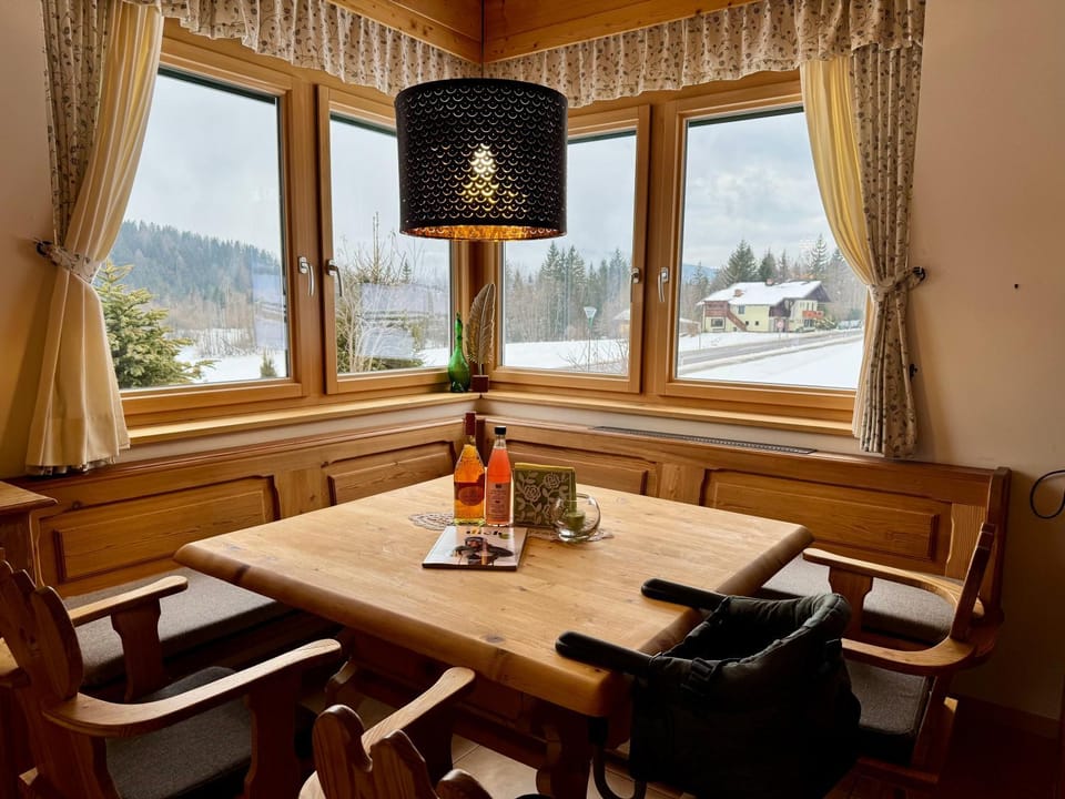 Seating area, Dining area, Mountain view