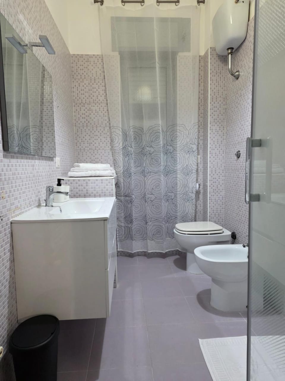 Shower, Toilet, Bathroom, bidet, towels