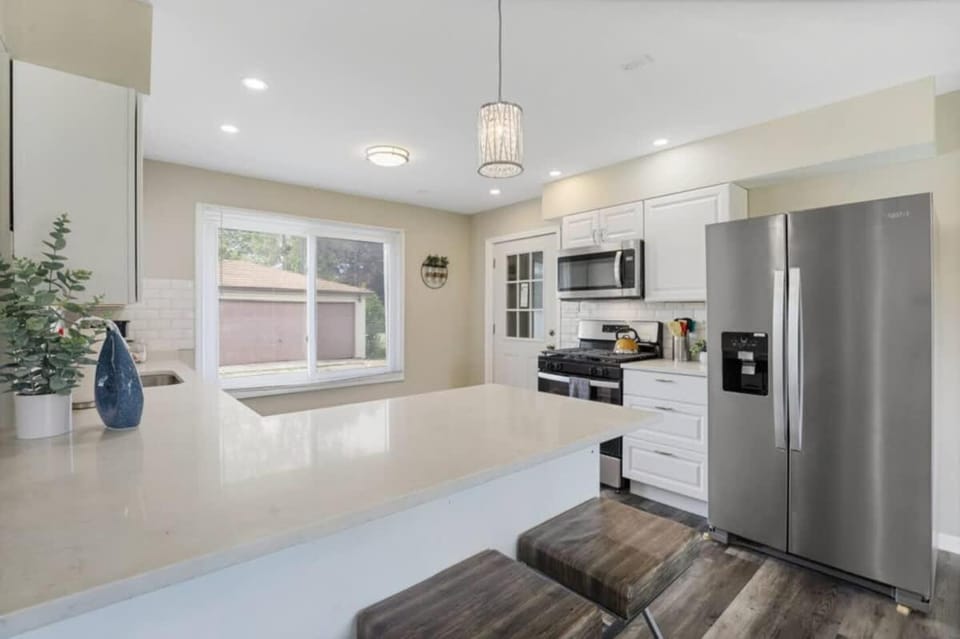 Charming 5BD 2BA with spacious yard near O'hare House in Northlake