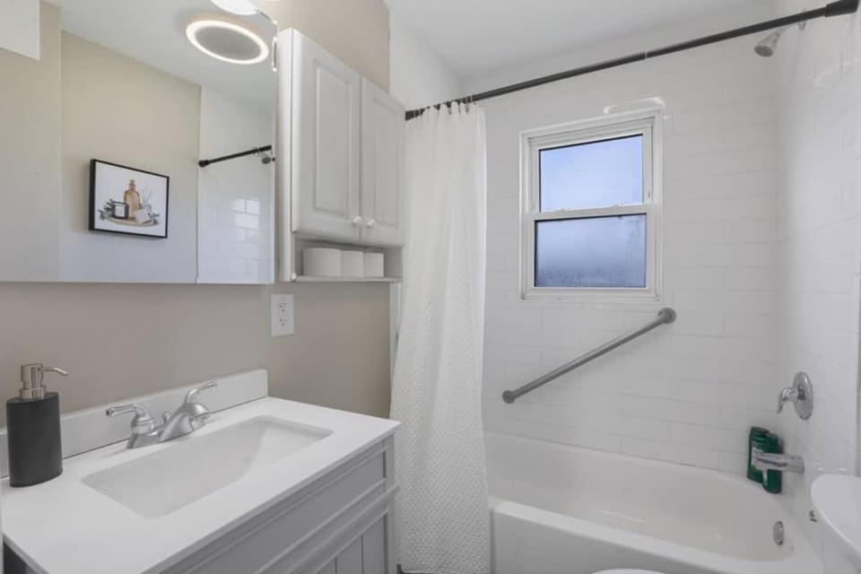 Charming 5BD 2BA with spacious yard near O'hare House in Northlake