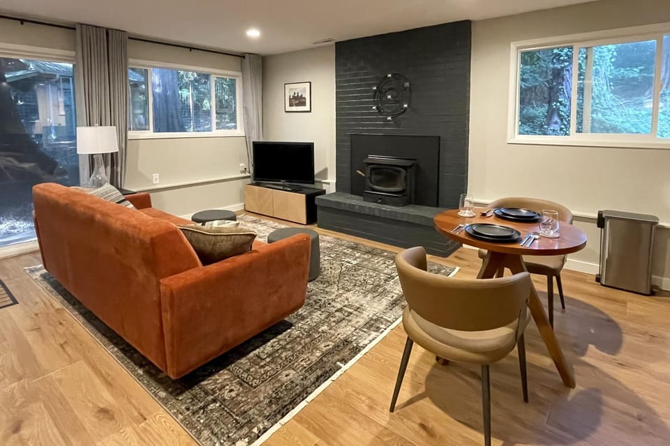 Walk to Beach and Village Bainbridge Island Gem! Apartment in Bainbridge Island