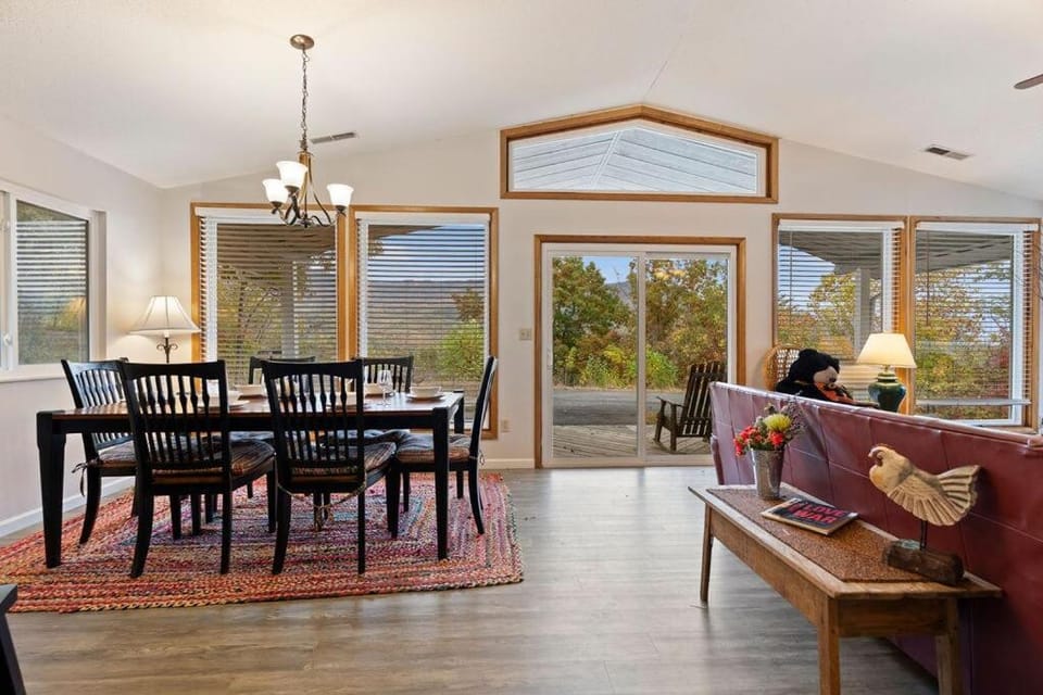 Smoky Mountain Cabin with Hot Tub & Resort Amenities Cabin in Pittman Center