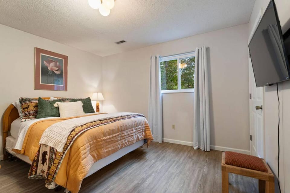 Smoky Mountain Cabin with Hot Tub & Resort Amenities Cabin in Pittman Center