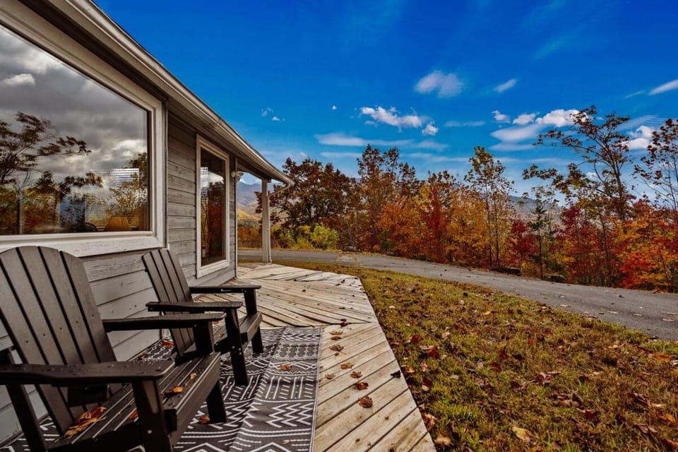 Smoky Mountain Cabin with Hot Tub & Resort Amenities Cabin in Pittman Center