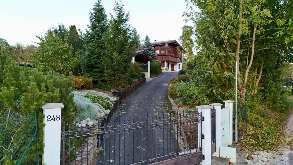 Property building, Neighbourhood, Natural landscape, Garden, Garden view
