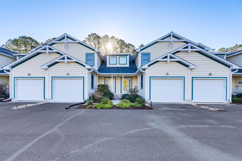 2 Mi to Bethany Beach Boardwalk! Townhome w/ Pool House in Sussex County