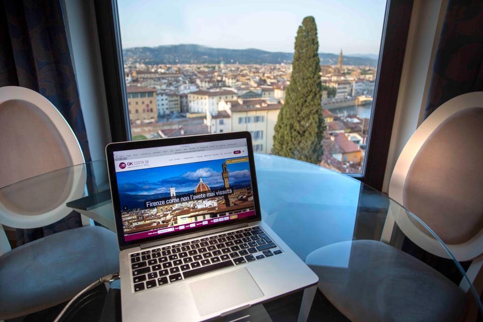 Day, Natural landscape, Dining area, City view, Landmark view, Mountain view, Street view, Lunch, Seasons