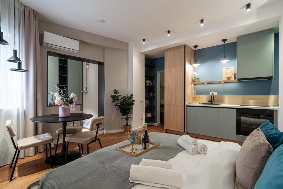 Bed, Photo of the whole room, Seating area, Dining area, Bedroom, air conditioner