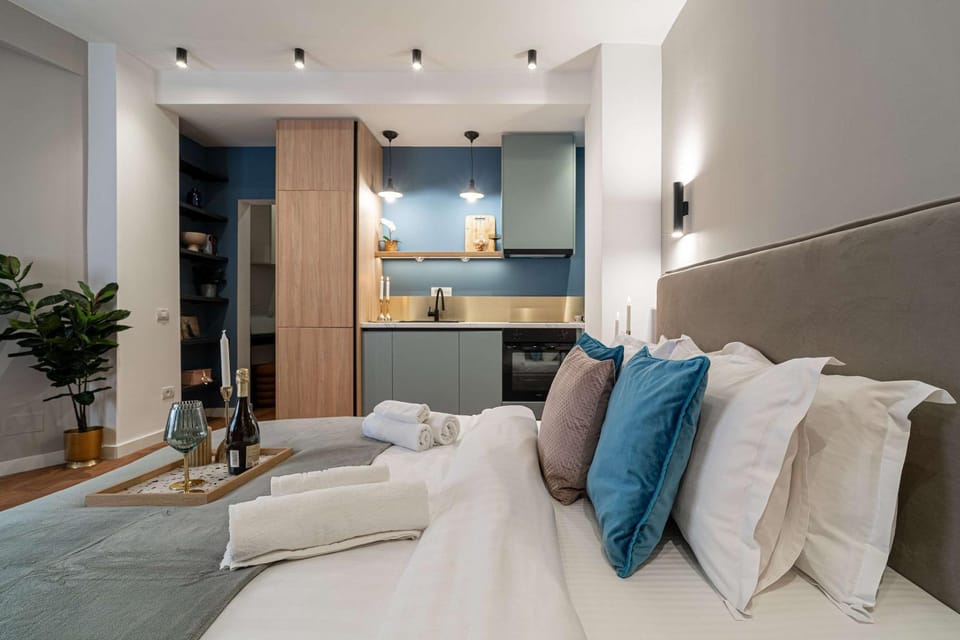 Bed, Seating area, Bedroom