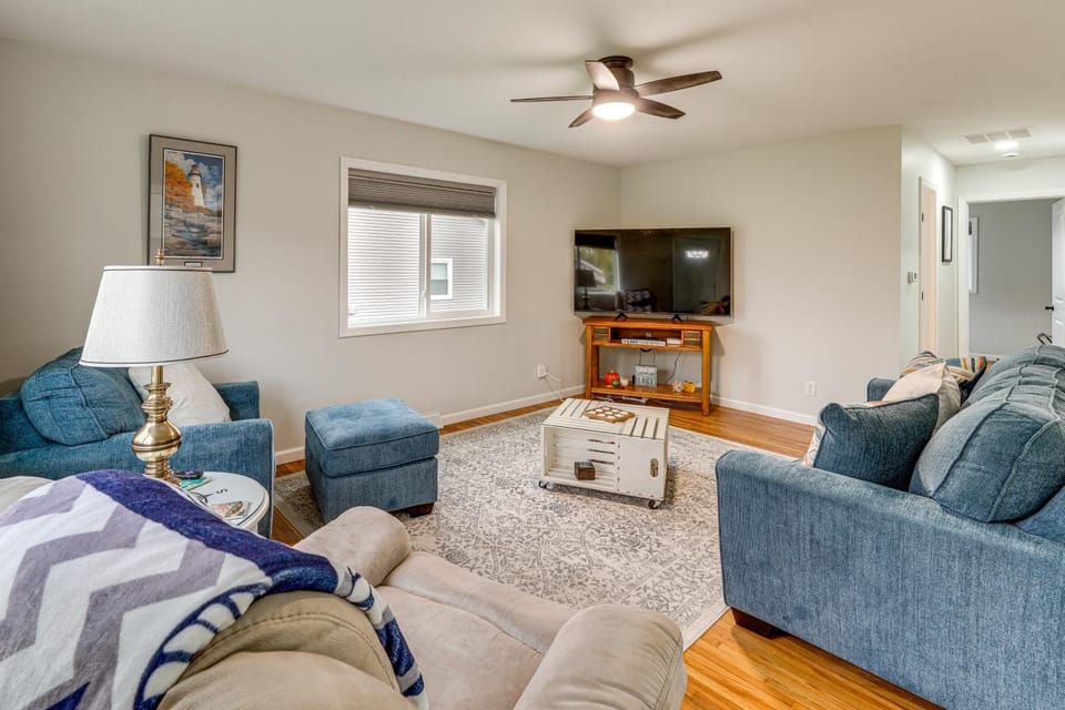 Walk to Lagoon Saloon! Chic Home on Nugent's Canal House in Lake Erie