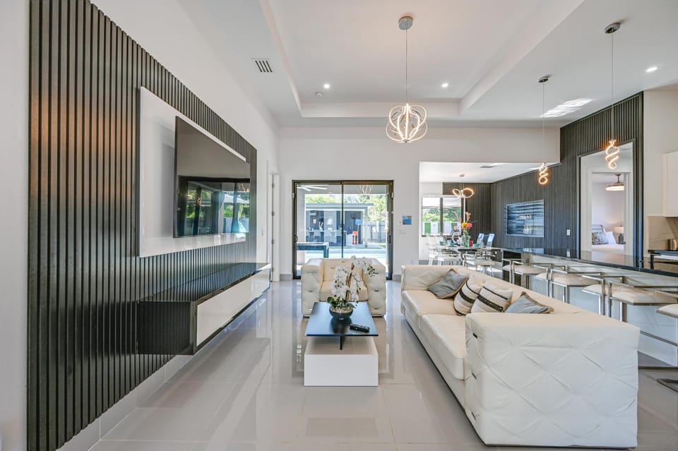Poolside Lounge w/ Bar & Kitchen: Cape Coral Home House in Cape Coral