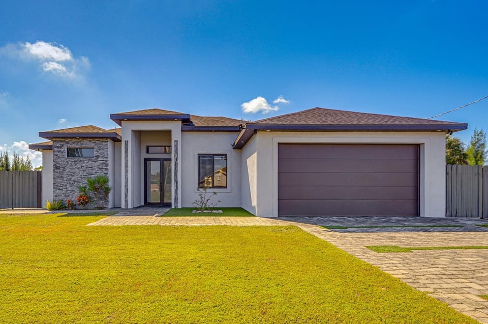 Poolside Lounge w/ Bar & Kitchen: Cape Coral Home House in Cape Coral