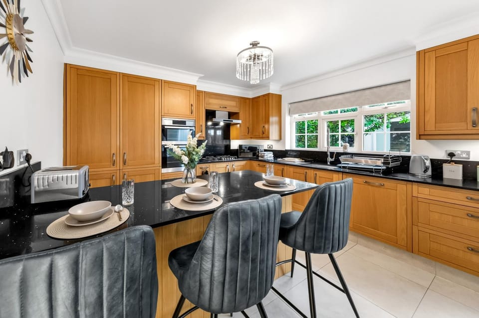 Coffee/tea facilities, Kitchen or kitchenette, Food and drinks, Dining area, Food, dishwasher, stove, toaster