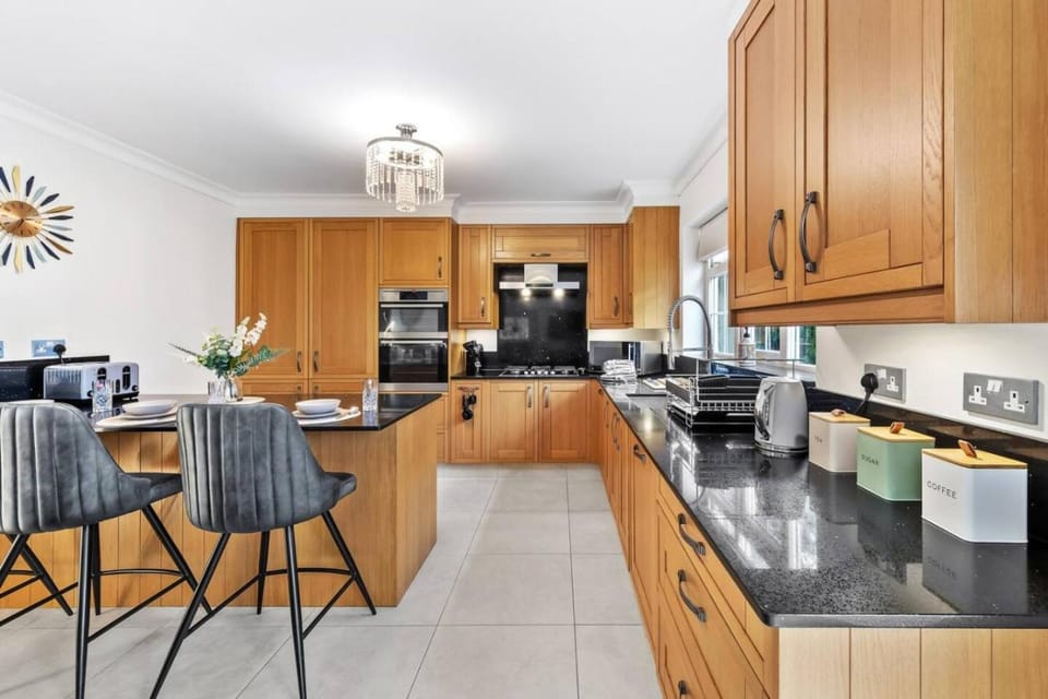 The Ridge Residence - Luxury 4 Bed Near Warner Bro Studios With Parking House in Watford