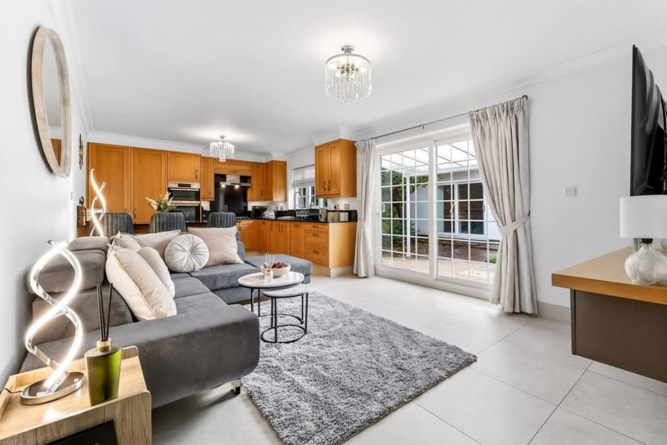 The Ridge Residence - Luxury 4 Bed Near Warner Bro Studios With Parking House in Watford