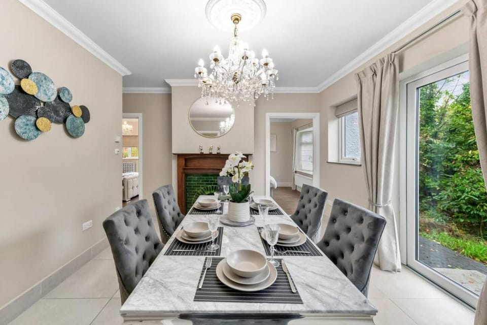 The Ridge Residence - Luxury 4 Bed Near Warner Bro Studios With Parking House in Watford