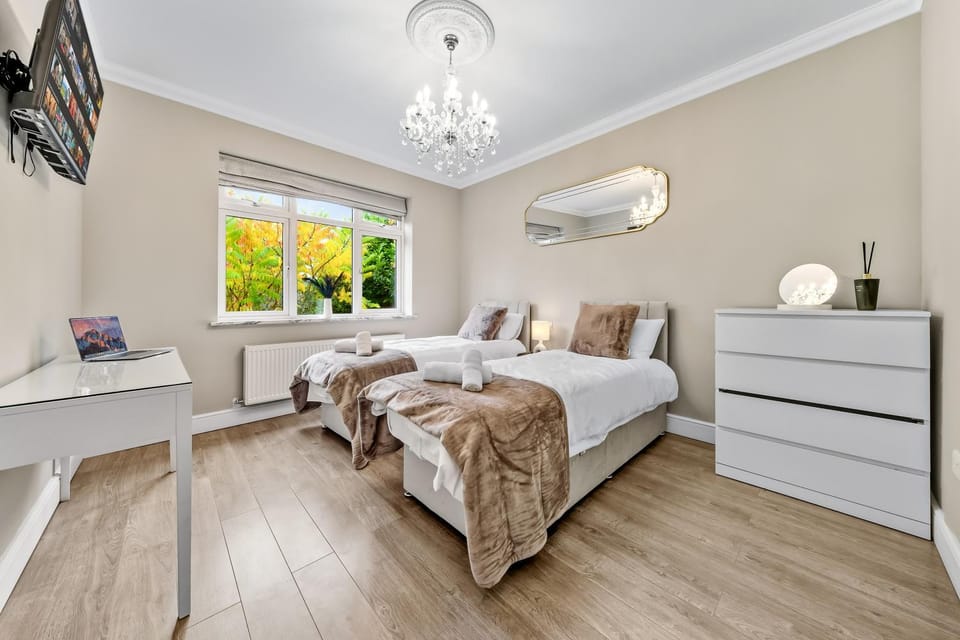 Bed, TV and multimedia, Photo of the whole room, Bedroom, towels