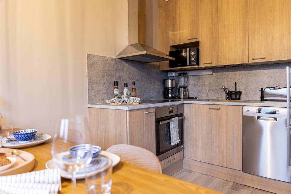 Coffee/tea facilities, Kitchen or kitchenette, dishwasher, oven, stove, toaster