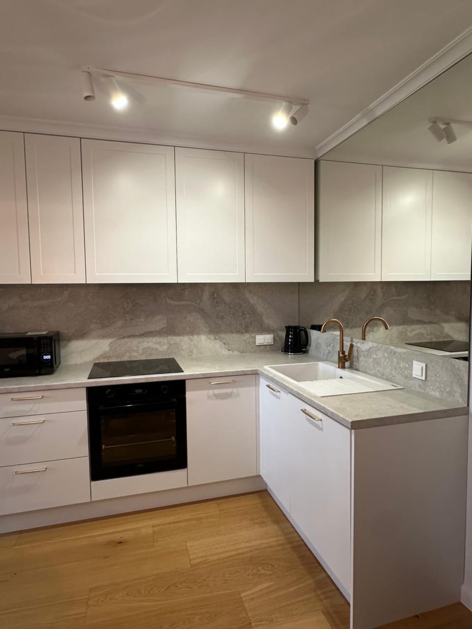 Kitchen or kitchenette, dishwasher, stove