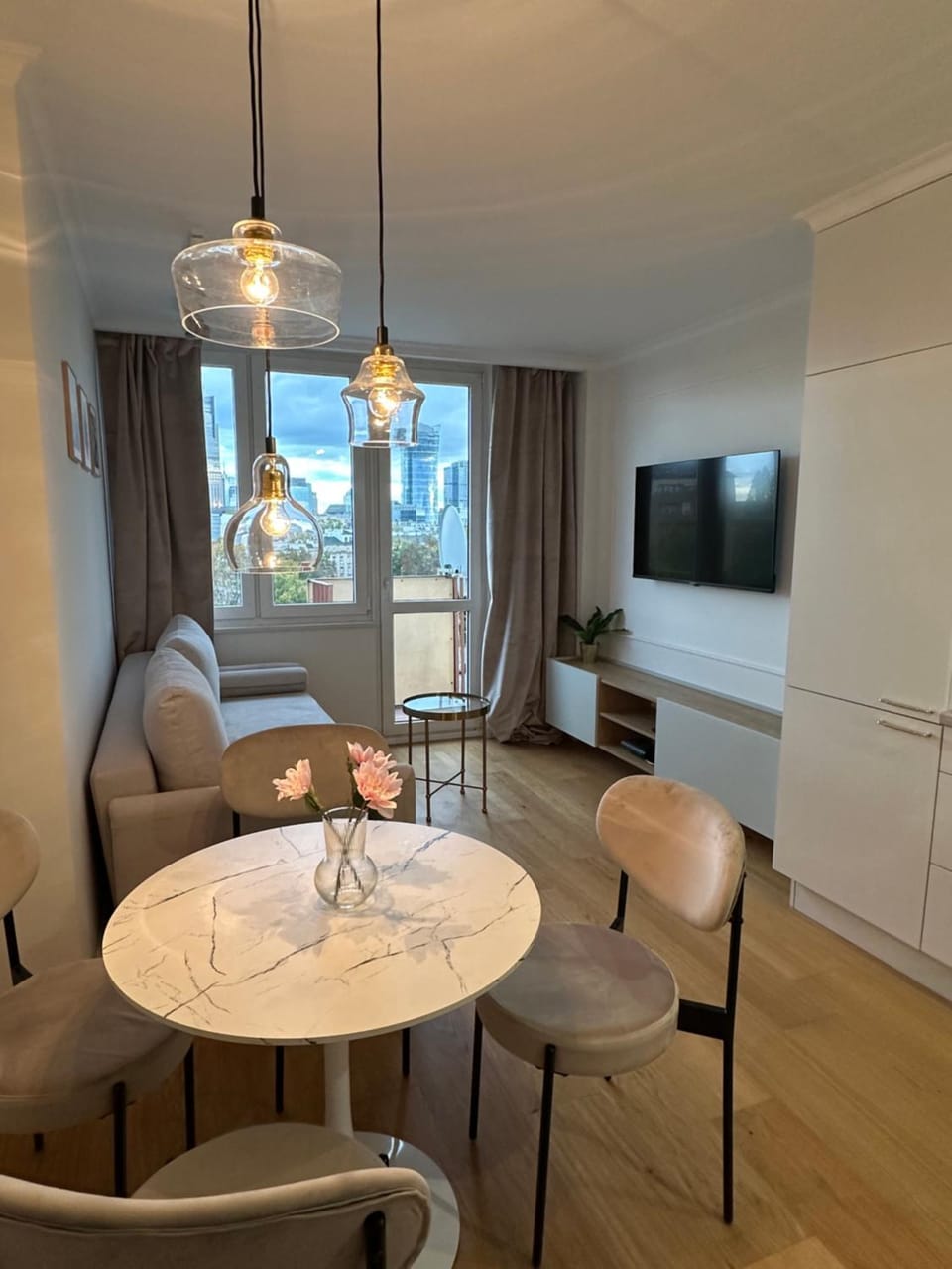 Communal lounge/ TV room, TV and multimedia, Living room, Seating area, Dining area, Evening entertainment