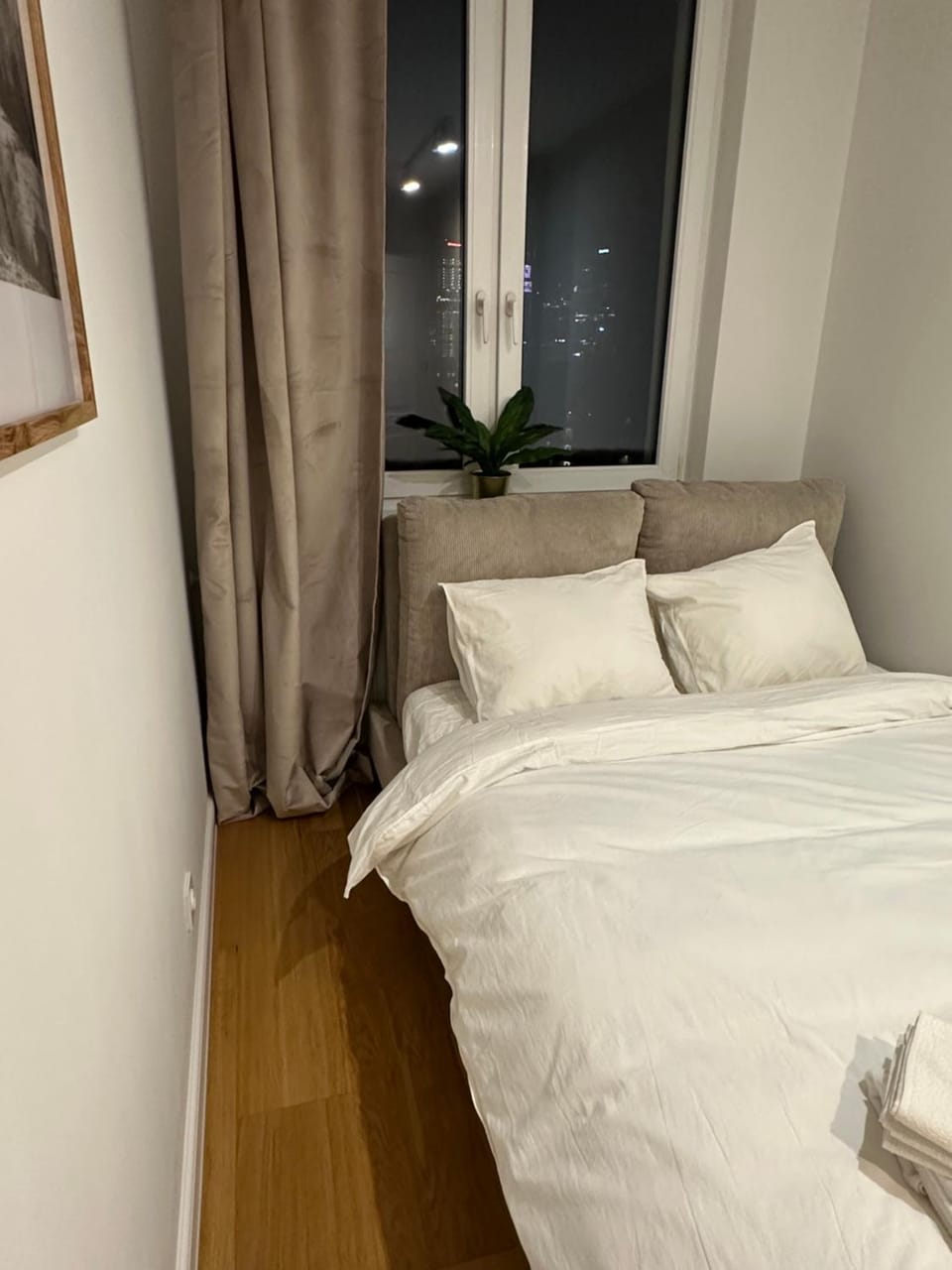 Bed, View (from property/room), View (from property/room), Photo of the whole room, Bedroom, City view, City view