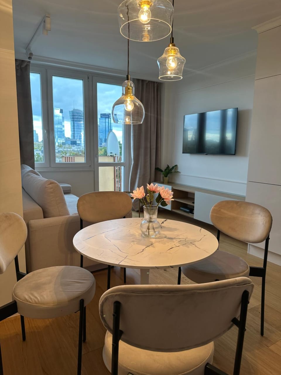TV and multimedia, Living room, Seating area, Dining area