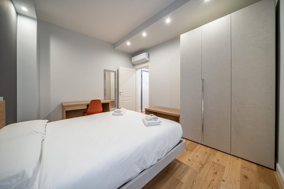 Bedroom, towels