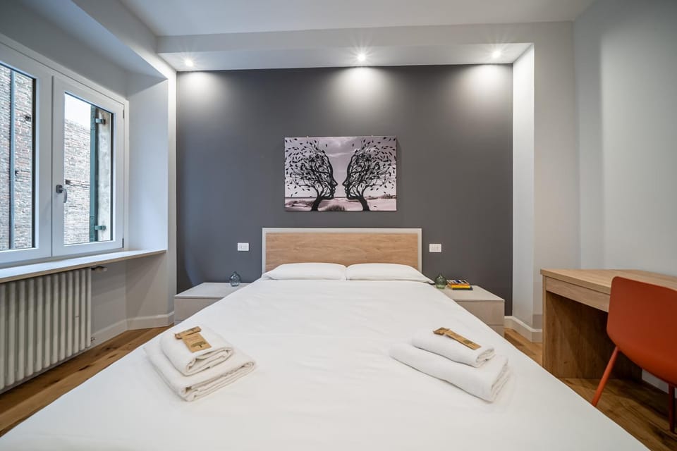 Bedroom, towels