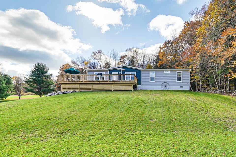 8 Mi to Jiminy Peak Resort: Mtn-View Home w/ Deck House in Berkshires