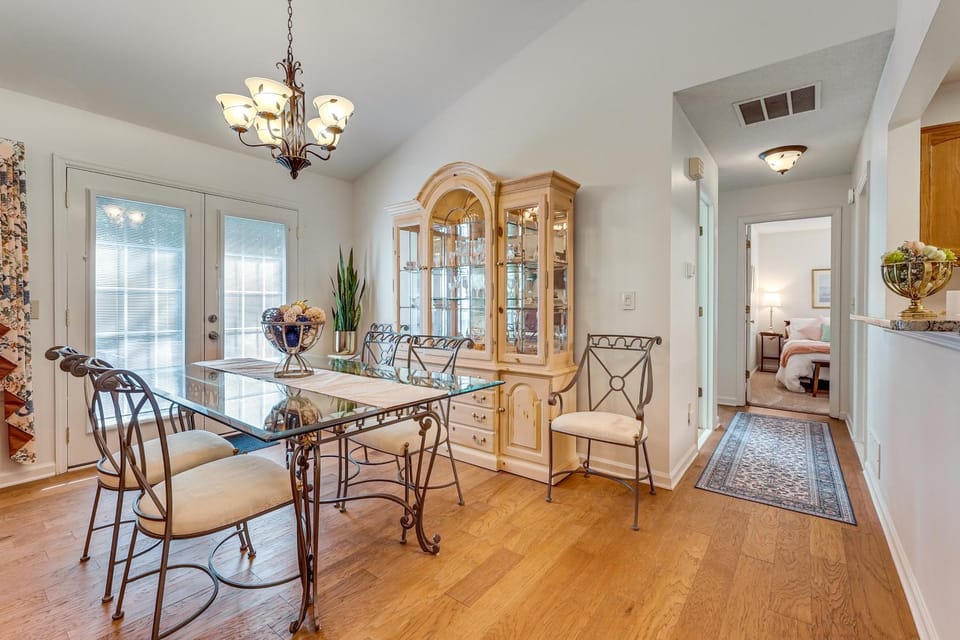 2 Mi to KSU: Family Home w/ Games, Near Parks House in Kennesaw