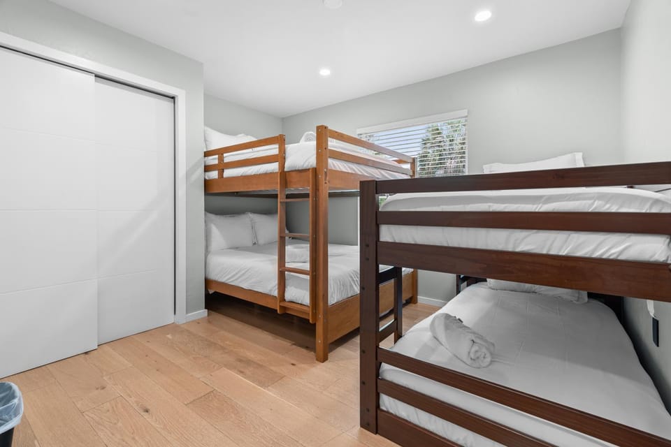 Bed, Photo of the whole room, Bedroom, bunk bed, towels