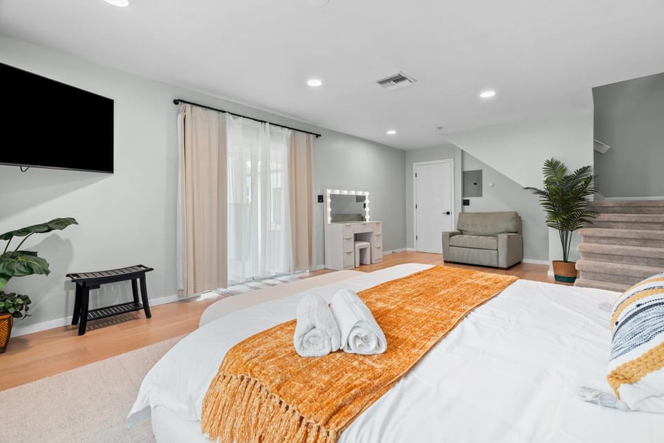 Bed, TV and multimedia, Living room, Photo of the whole room, Bedroom