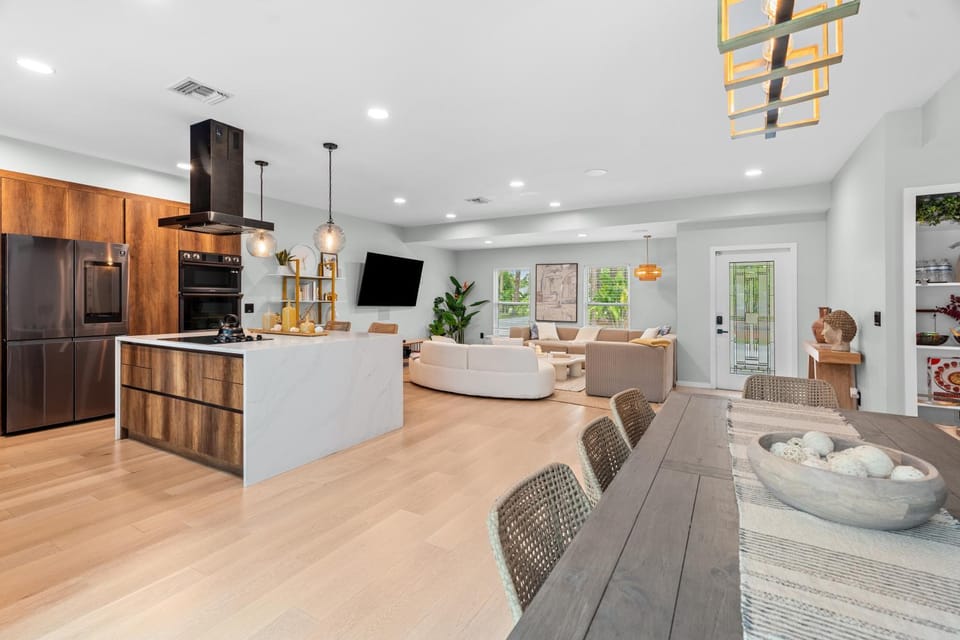Kitchen or kitchenette, Living room, Seating area, minibar, oven, stove