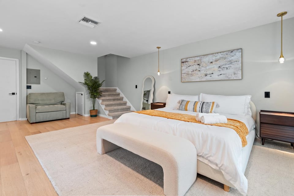 Bed, Photo of the whole room, Seating area, Bedroom