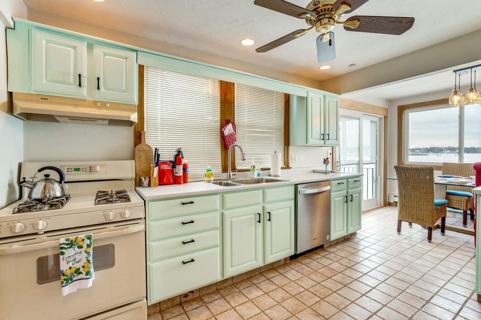 Steps to Nantasket Beach: Waterfront Gem w/ Patio! House in Hull