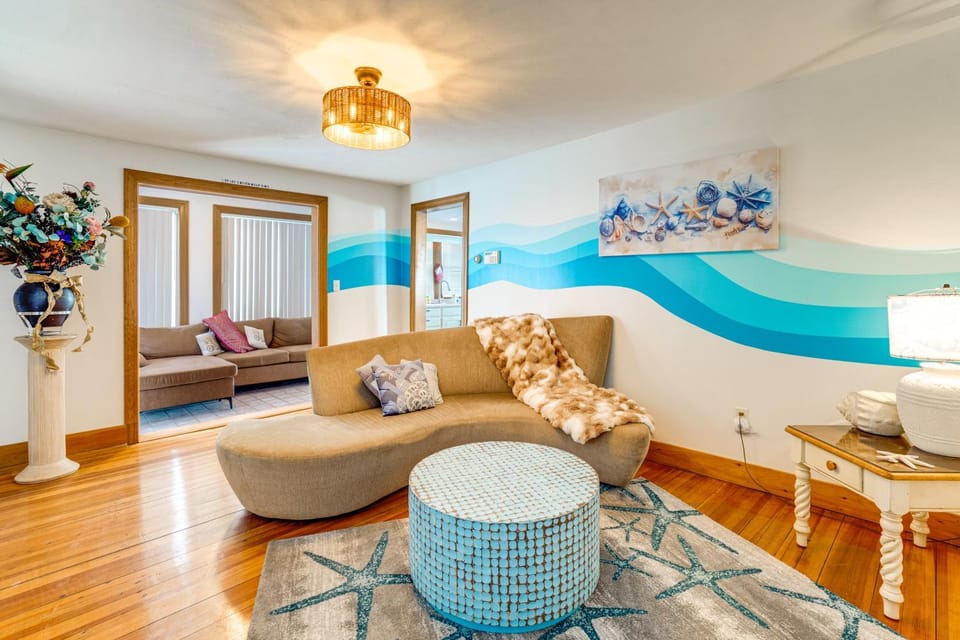 Steps to Nantasket Beach: Waterfront Gem w/ Patio! House in Hull